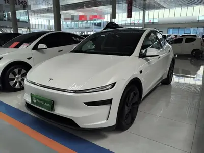Tesla Model Y 2025, 28300 км, за 223800 CNY