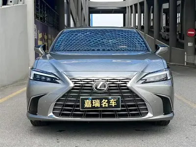 Lexus ES 2025, 13000 км, за 283000 CNY