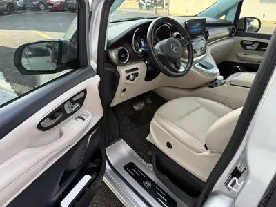 Mercedes-Benz V-Class 2022, 31000 км, за 228800 CNY - фото 8