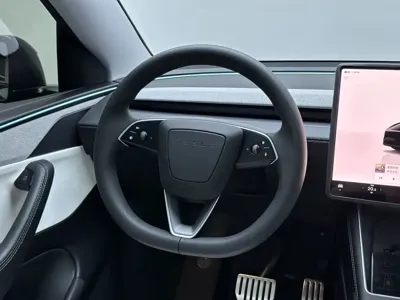 Tesla Model Y 2026, 6000 км, за 276800 CNY - фото 17