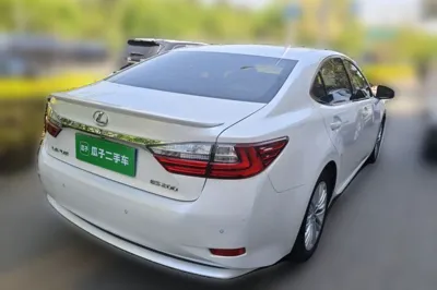 Lexus ES 2015, 130600 км, за 98026.73 CNY