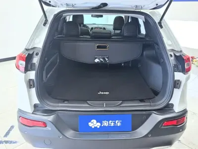 Jeep Cherokee 2016, 110800 км, за 32800 CNY