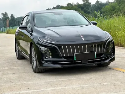 Hongqi Hongqi E-QM5 2023, 60000 км, за 62800 CNY