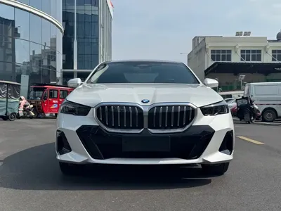 BMW 5 Series 2025, 10000 км, за 258000 CNY