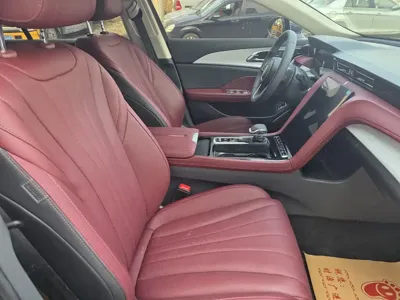 Hongqi Hongqi H5 2025, 5000 км, за 95500 CNY