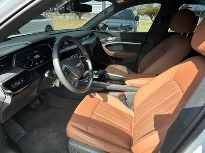 Audi Q8 e-tron 2024, 23000 км, за 78000000 KRW - фото 12