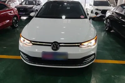 Volkswagen Golf 2021, 65600 км, за 100930.02 CNY