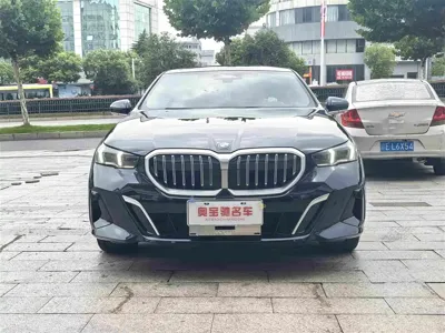BMW 5 Series 2025, 2800 км, за 289800 CNY