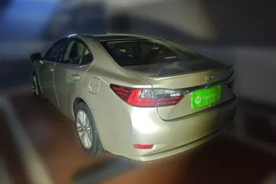 Lexus ES 2015, 129000 км, за 95150.42 CNY
