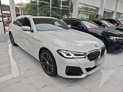 BMW 5 Series 2023, 22100 км, за 300402.26 CNY