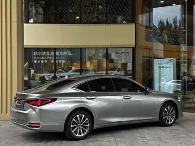 Lexus ES 2025, 5000 км, за 218000 CNY