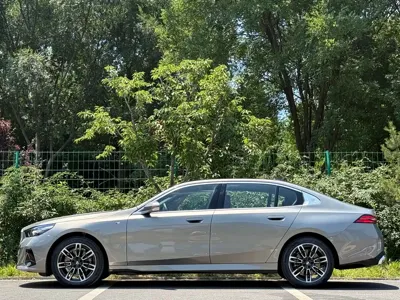 BMW 5 Series 2025, 10000 км, за 259000 CNY