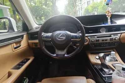 Lexus ES 2015, 81400 км, за 98051.52 CNY - фото 10