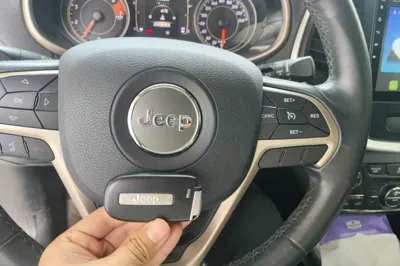 Jeep Cherokee 2016, 71400 км, за 42045.44 CNY - фото 17