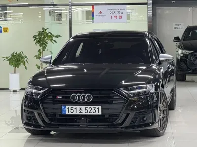 Audi S8 · 2021 год