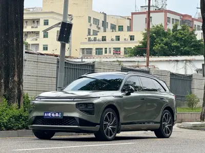 Xpeng G9 · 2023 год
