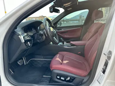 BMW 5 Series 2023, 66000 км, за 276600 CNY