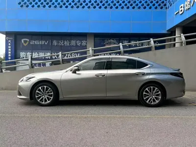 Lexus ES 2025, 13000 км, за 283000 CNY