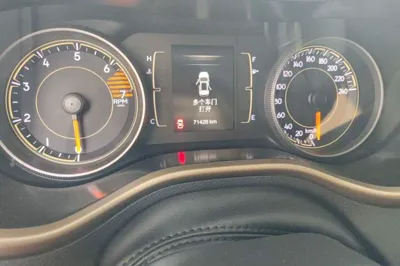 Jeep Cherokee 2016, 71400 км, за 42045.44 CNY - фото 11