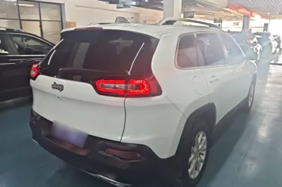 Jeep Cherokee 2017, 70200 км, за 52419.14 CNY - фото 6