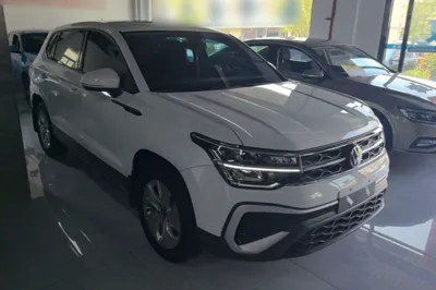 Volkswagen Tharu 2023, 9400 км, за 107919.32 CNY