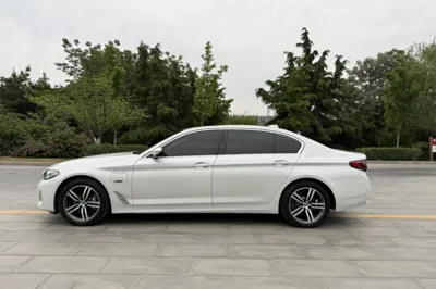 BMW 5 Series New Energy 2022, 36400 км, за 230344.11 CNY - фото 16