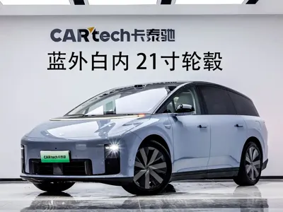 Li Auto 理想i8 · 2025 год