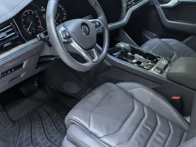 Volkswagen Touareg 2020, 142000 км, за 238000 CNY