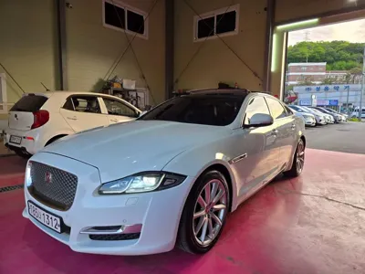 Jaguar XJ · 2017 год