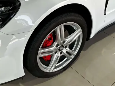Porsche Panamera 2022, 40000 км, за 718000 CNY