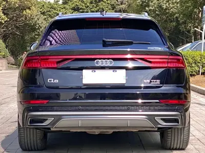 Audi Q8 2021, 100000 км, за 325000 CNY