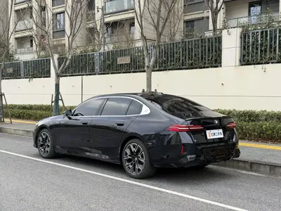BMW 5 Series 2024, 35300 км, за 273000 CNY