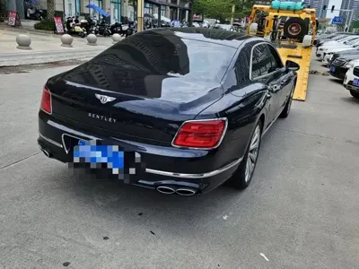 Bentley Flying Spur 2022, 41000 км, за 2098000 CNY