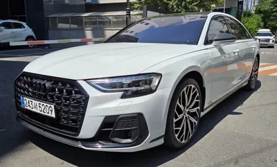 Audi S8 · 2023 год