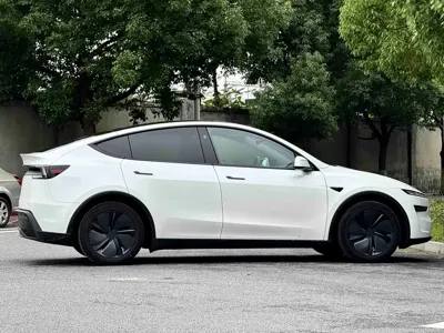Tesla Model Y 2025, 17000 км, за 219800 CNY