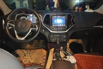 Jeep Cherokee 2016, 77100 км, за 47246.29 CNY - фото 6