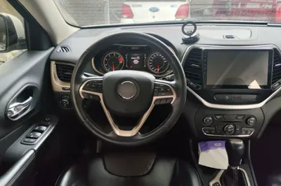 Jeep Cherokee 2016, 71400 км, за 42045.44 CNY - фото 9