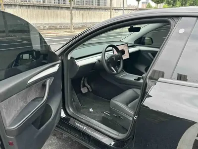 Tesla Model Y 2024, 30000 км, за 135000 CNY