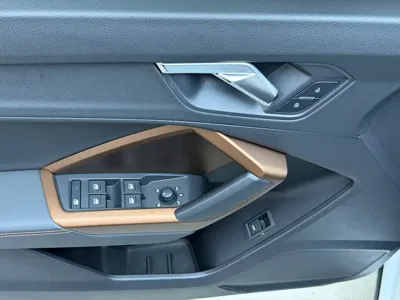 Audi Q3 2021, 14000 км, за 153800 CNY