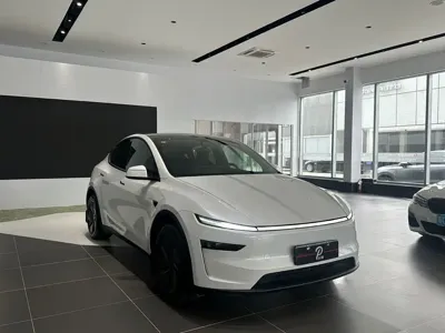 Tesla Model Y 2026, 4800 км, за 228000 CNY