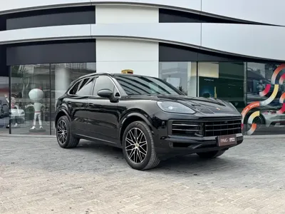 Porsche Cayenne 2024, 61000 км, за 638000 CNY