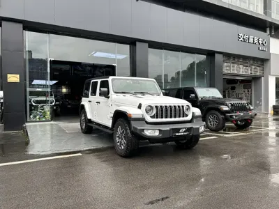 Jeep Wrangler 2024, 4300 км, за 373800 CNY