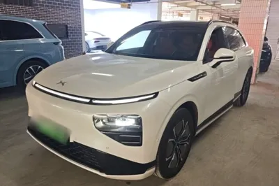 Xpeng G9 · 2022 год