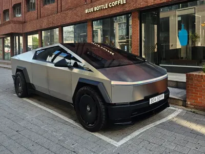 Tesla Cybertruck · 2025 год