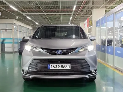 Toyota Sienna · 2025 год