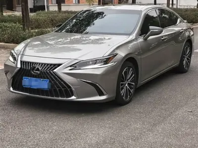 Lexus ES · 2023 год