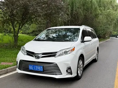 Toyota Sienna · 2015 год