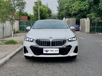 BMW i5 2025, 22000 км, за 249800 CNY