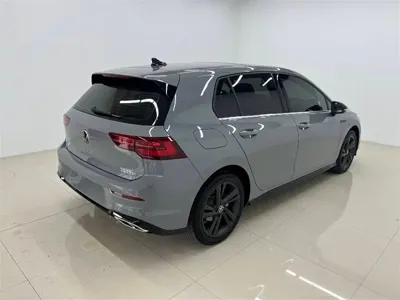 Volkswagen Golf 2023, 70000 км, за 118800 CNY