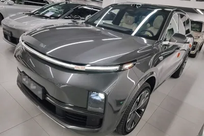 Li Auto L8 · 2025 год